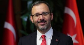 Bakan Kasapoğlu'ndan milli yüzücü Emre Sakçı'ya tebrik