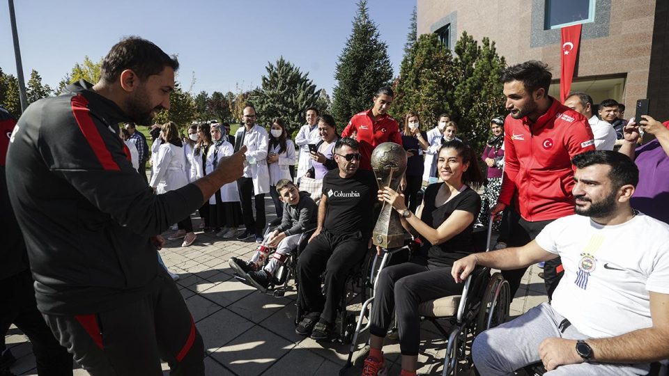 Ampute Milli Takımı’ndan gazilere moral ziyareti