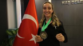 Şampiyon sporcu Zehra Doğan Türk bayrağını dalgalandırdığı için gururlu